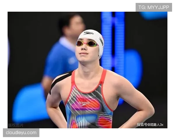 张雨霏泳池边穿得像度假，这画风和赛场上一个人啊？