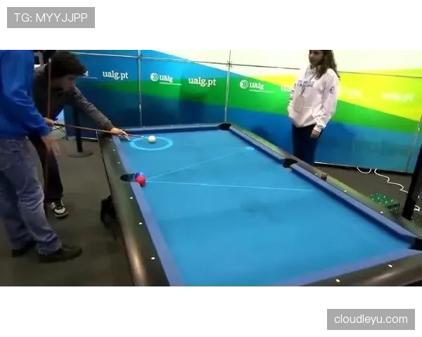 潘晓婷家的台球桌镶钻？